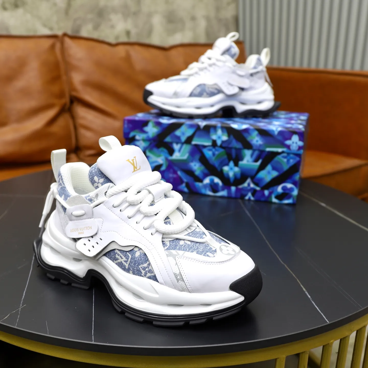 Ex-factory price: 600💰【LV】Louis Vuitton is a high-end brand of men's shoes, new model on the market, top luxury brand, the latest fashionable casual men's shoes, a trendy and versatile style, relaxed and sporty, with calfskin upper and ultra-fine workmanship. The original personalized fashionable rubber wear-resistant outsole is light and comfortable on the foot. Code number: 39-44 (45, 46 customized)